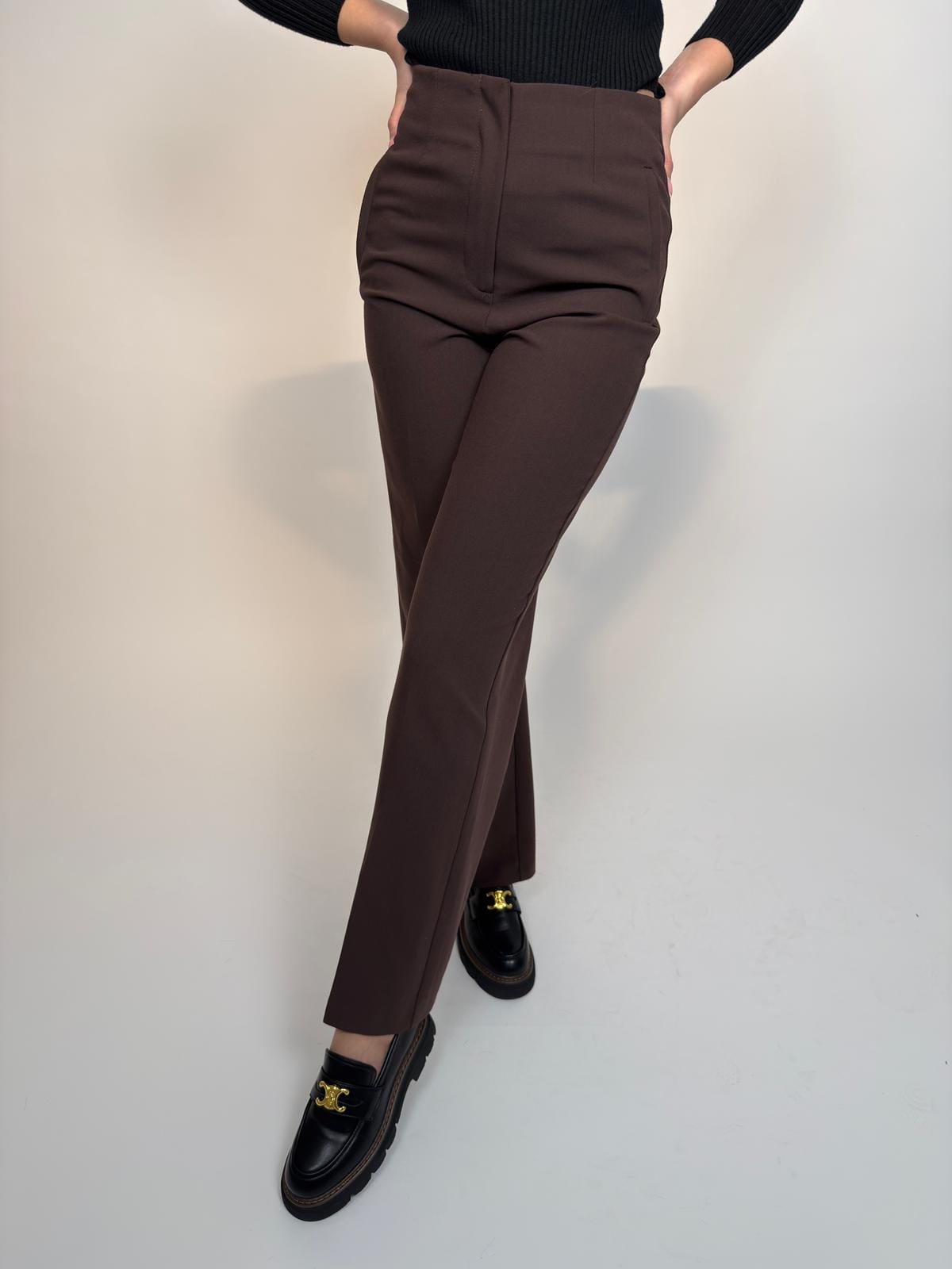 Brown Elegance Trousers – smeđe svečane hlače klasičnog kroja i modernog dizajna.