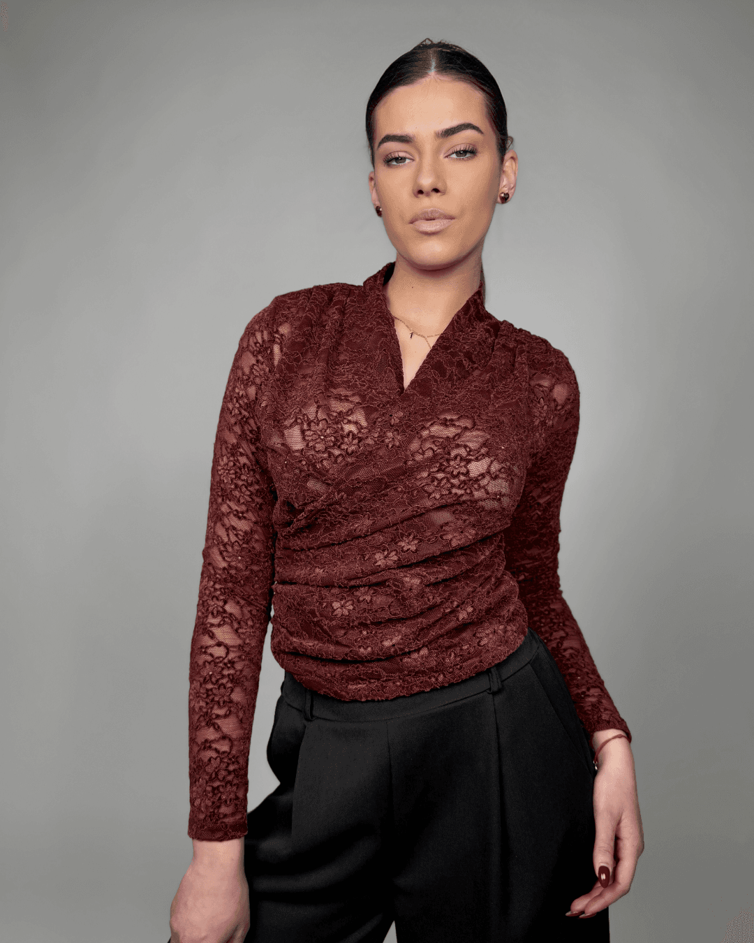 "Majica Lace Elegance – elegantna čipkana ženska majica"