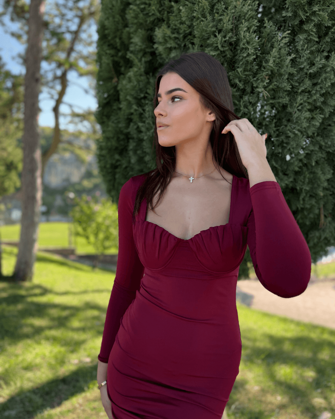 Minimal Glam Haljina – elegantna ženska haljina dugih rukava s minimalističkim glam dizajnom. Idealna za svečane događaje i večernje kombinacije. Bezvremenski chic. Naručite odmah!