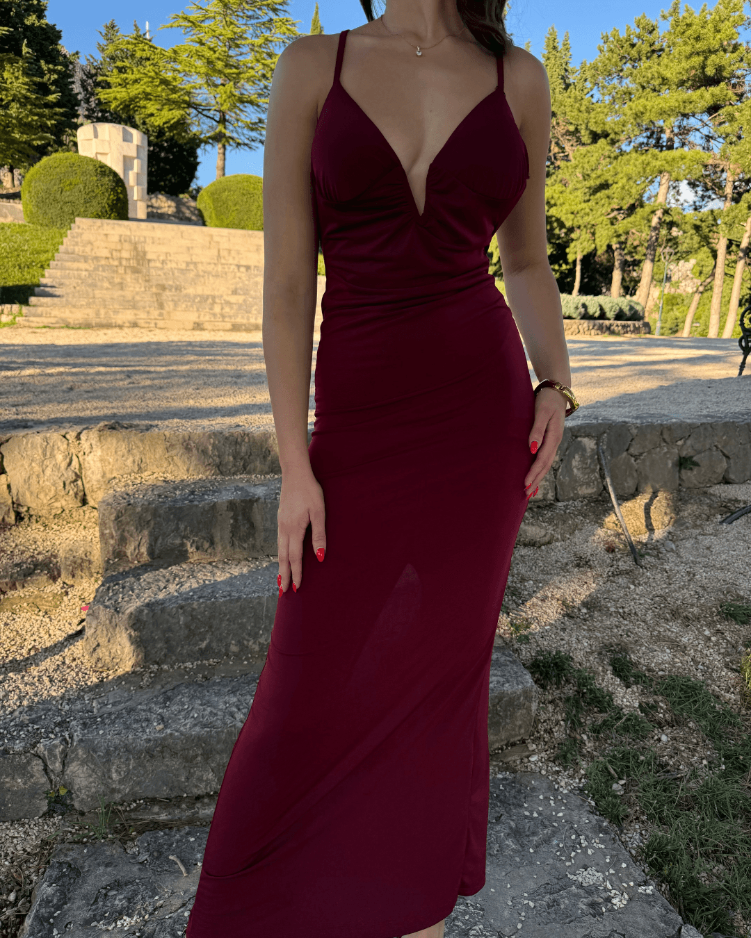 "Backless Glam Haljina – elegantna haljina golih leđa u bordo, smeđoj i crnoj boji"