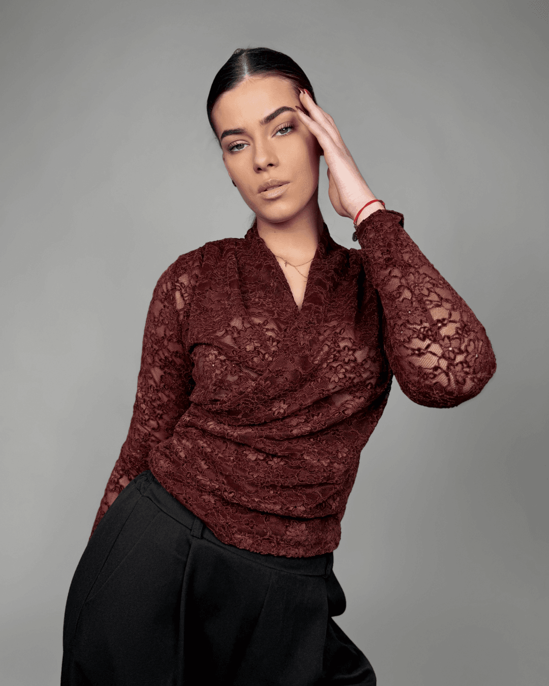 "Majica Lace Elegance – elegantna čipkana ženska majica"