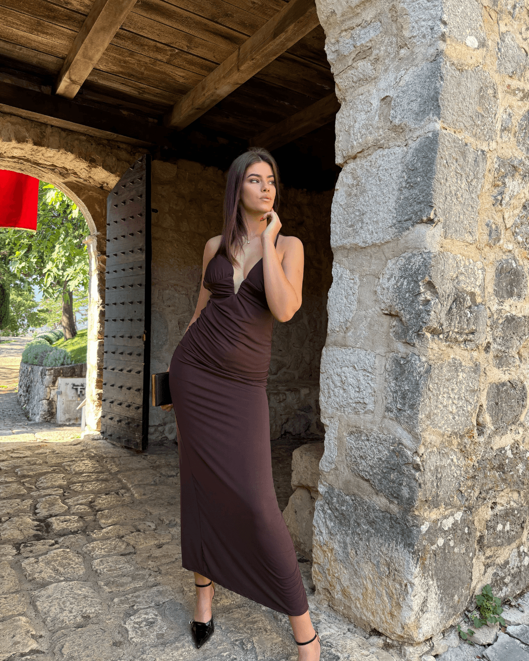 "Backless Glam Haljina – elegantna haljina golih leđa u bordo, smeđoj i crnoj boji"