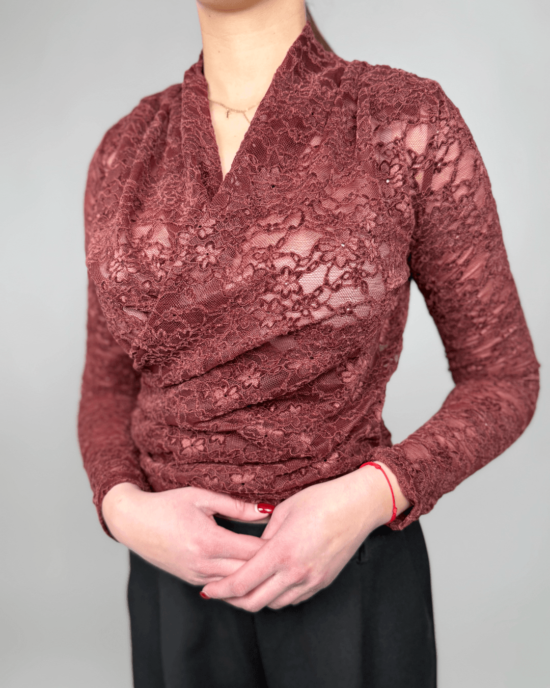 "Majica Lace Elegance – elegantna čipkana ženska majica"