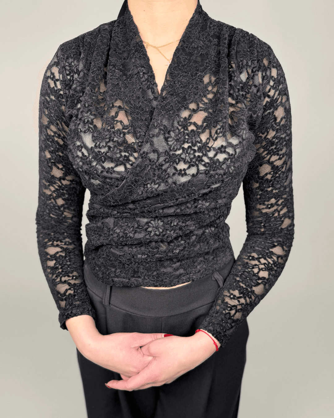 "Majica Lace Elegance – elegantna čipkana ženska majica"