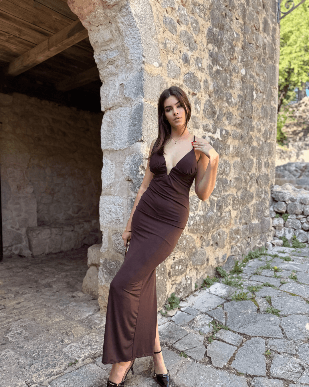 "Backless Glam Haljina – elegantna haljina golih leđa u bordo, smeđoj i crnoj boji"