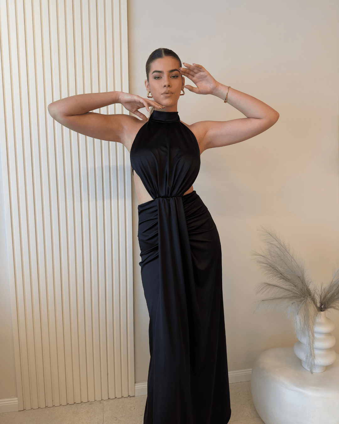 Haljina s otvorenim leđima i visokim ovratnikom – Moda In