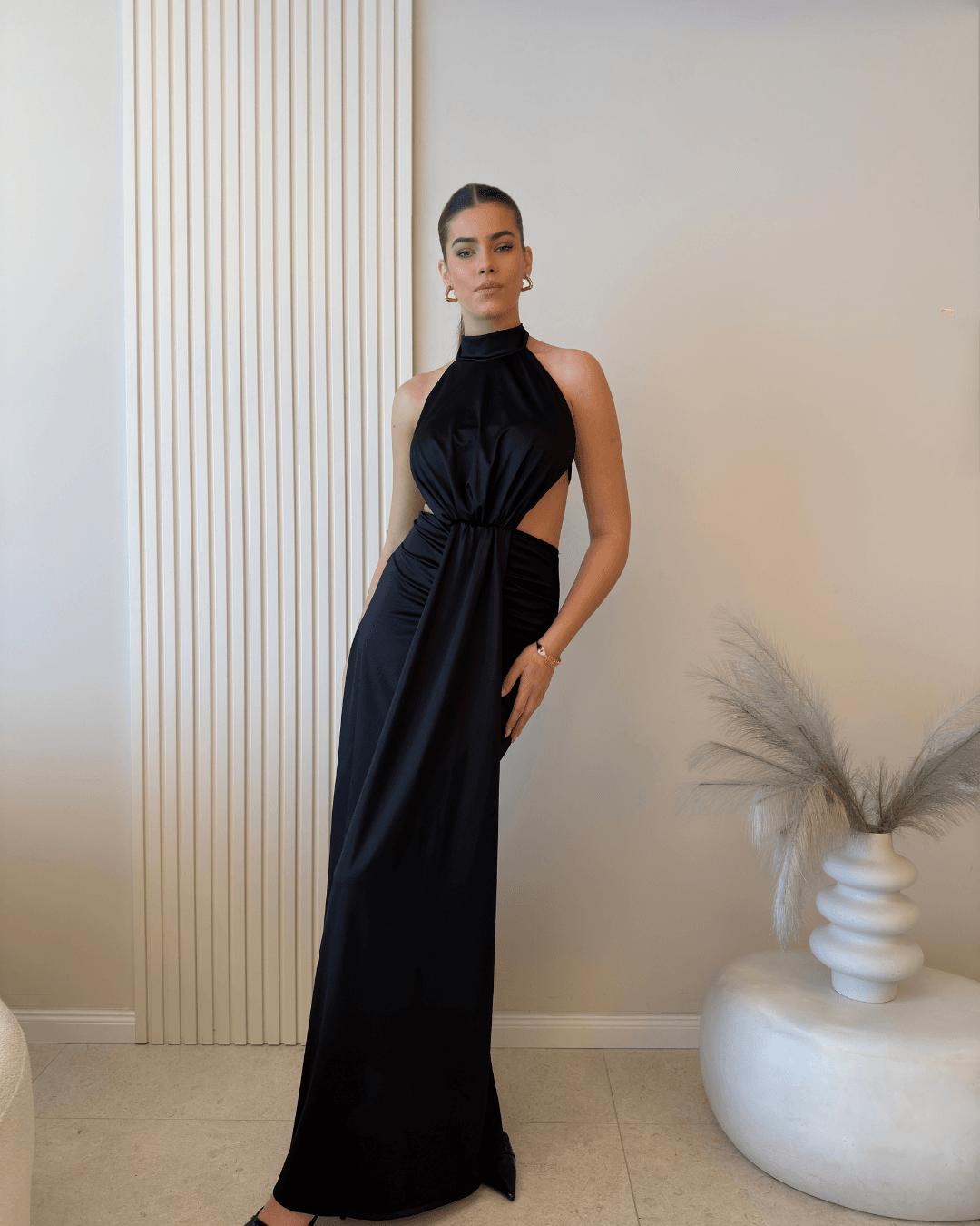 Haljina s otvorenim leđima i visokim ovratnikom – Moda In