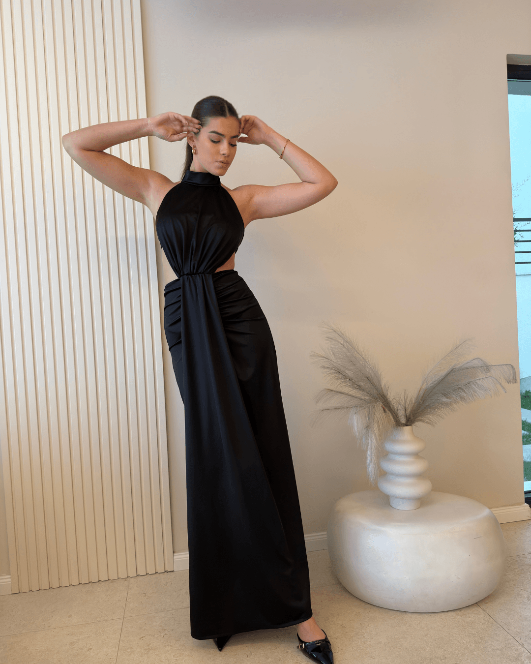 Haljina s otvorenim leđima i visokim ovratnikom – Moda In