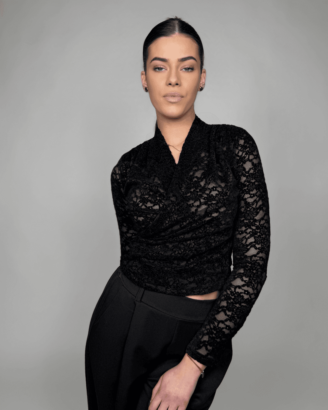 "Majica Lace Elegance – elegantna čipkana ženska majica"