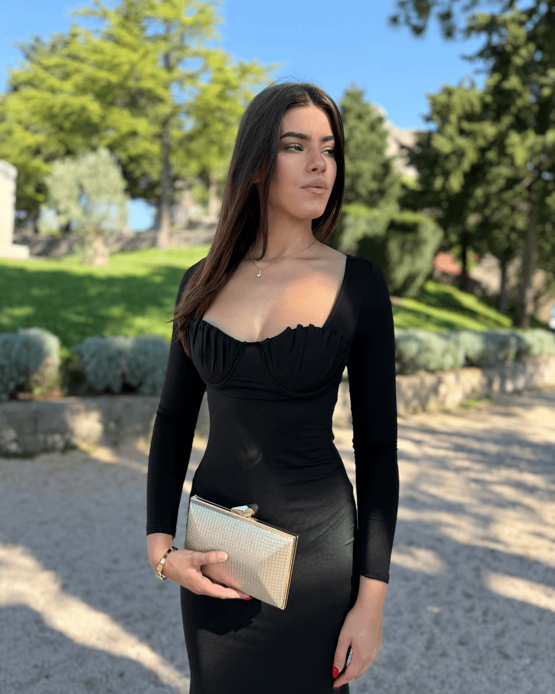 Minimal Glam Haljina – elegantna ženska haljina dugih rukava s minimalističkim glam dizajnom. Idealna za svečane događaje i večernje kombinacije. Bezvremenski chic. Naručite odmah!