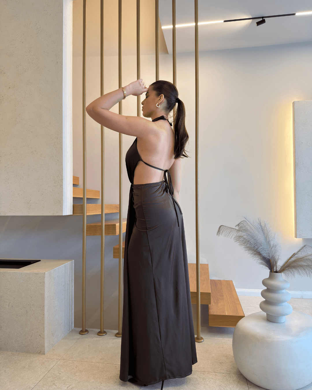 Haljina s otvorenim leđima i visokim ovratnikom – Moda In