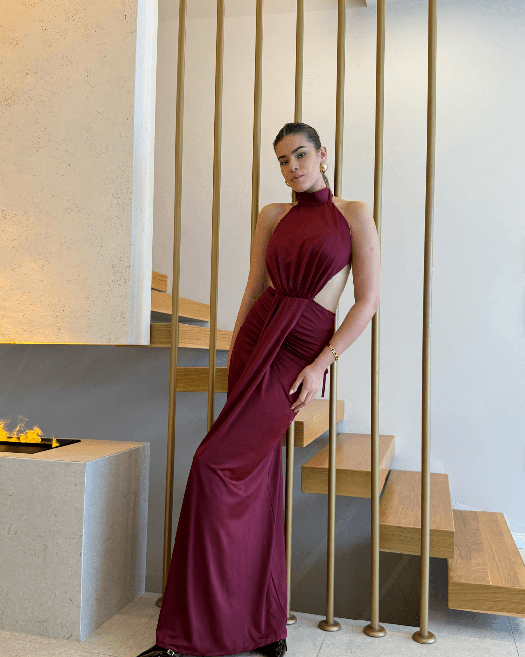 Haljina s otvorenim leđima i visokim ovratnikom – Moda In