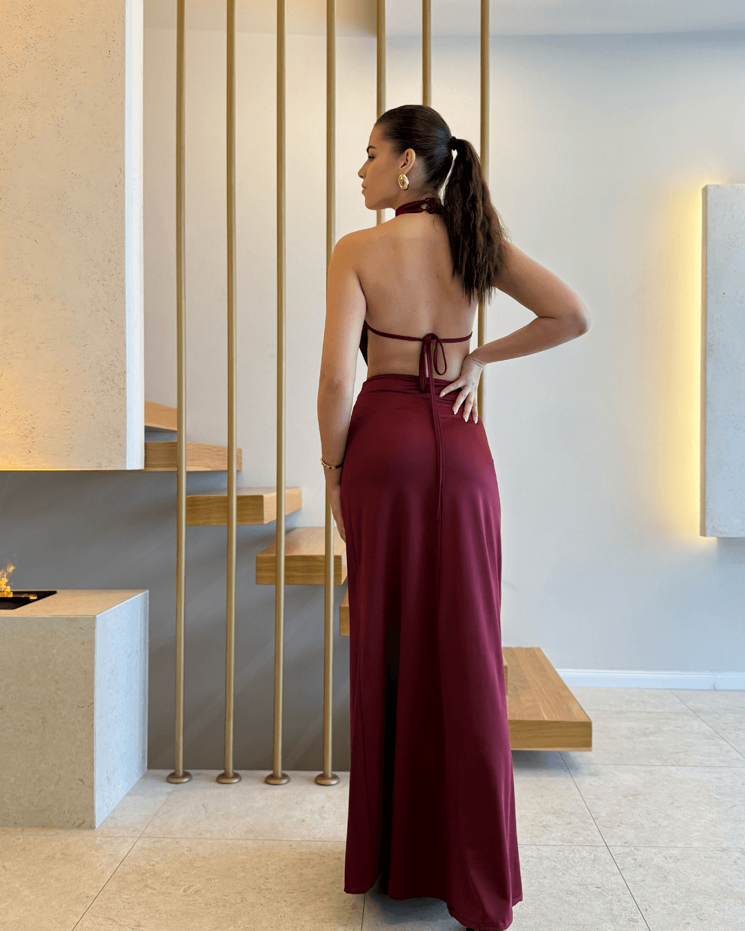 Haljina s otvorenim leđima i visokim ovratnikom – Moda In