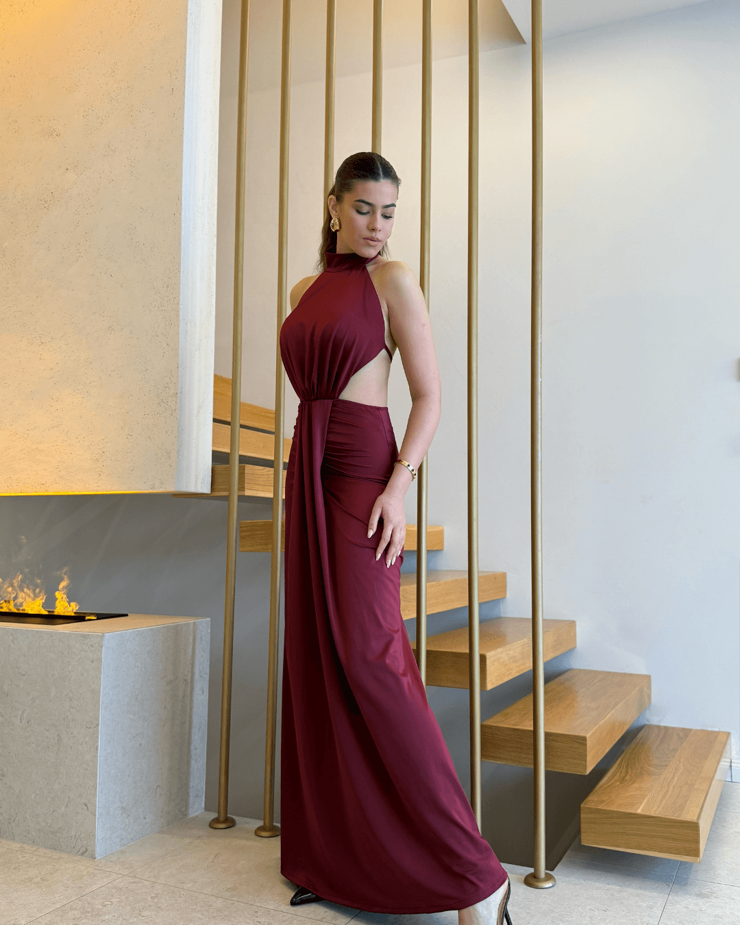 Haljina s otvorenim leđima i visokim ovratnikom – Moda In