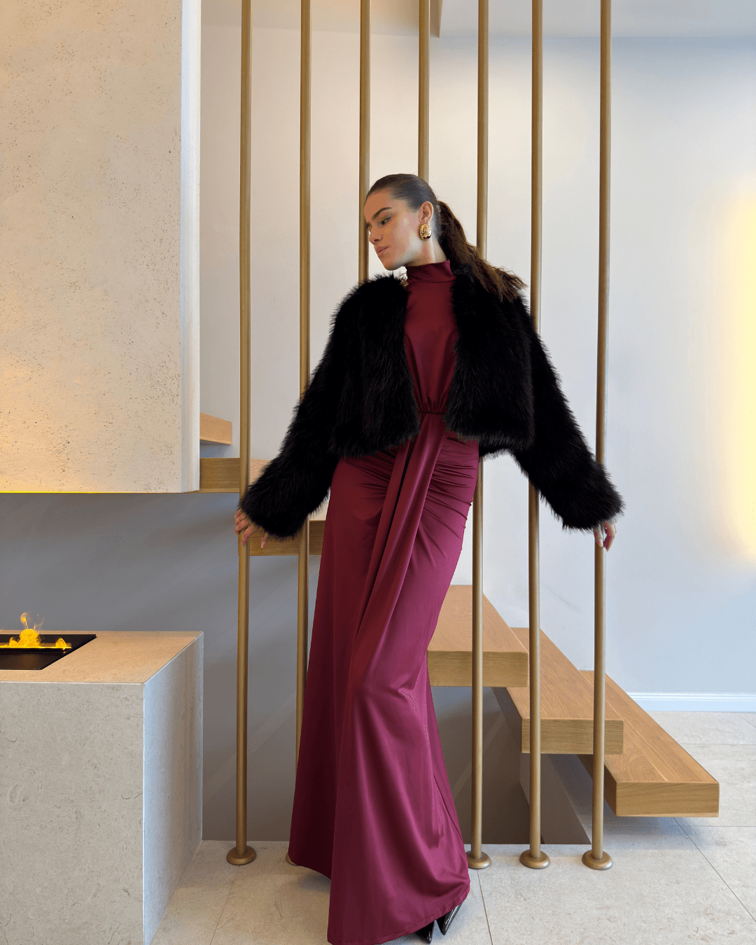 Haljina s otvorenim leđima i visokim ovratnikom – Moda In