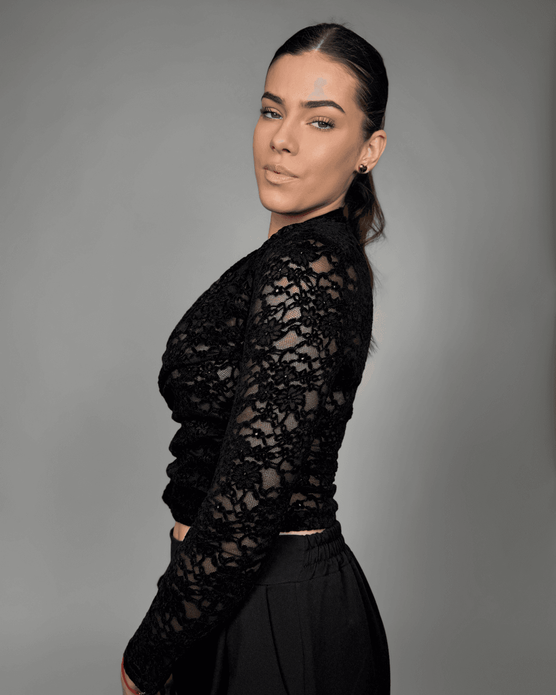 "Majica Lace Elegance – elegantna čipkana ženska majica"