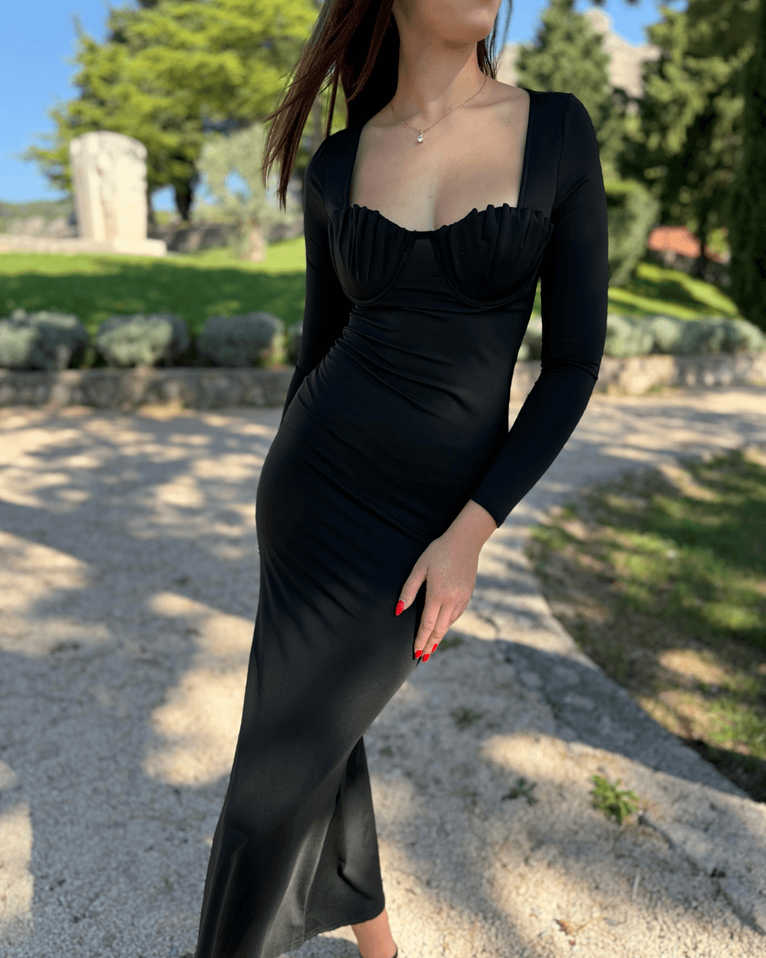 Minimal Glam Haljina – elegantna ženska haljina dugih rukava s minimalističkim glam dizajnom. Idealna za svečane događaje i večernje kombinacije. Bezvremenski chic. Naručite odmah!