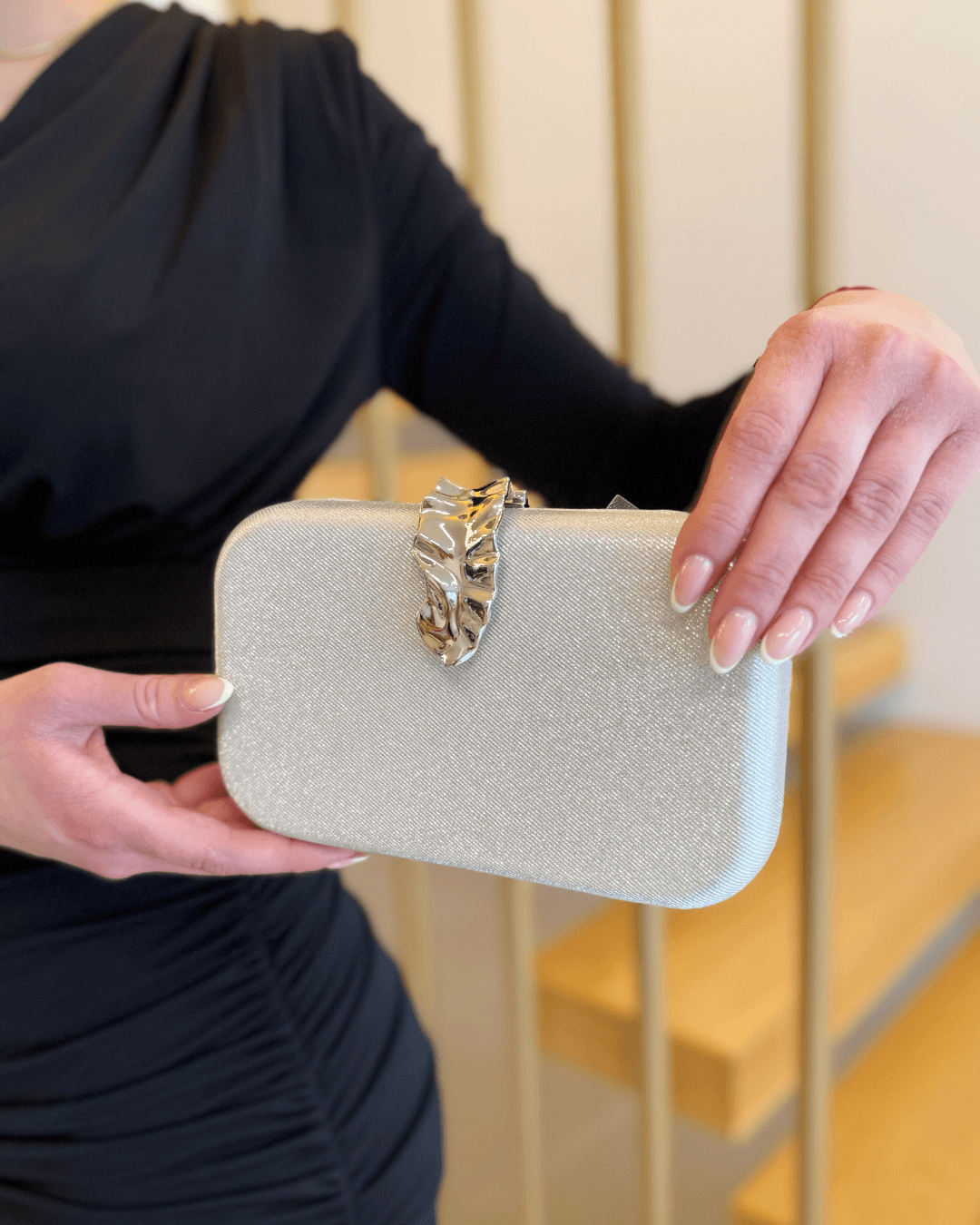 "Torbica Sparkle Touch – srebrna sjajna clutch torbica"