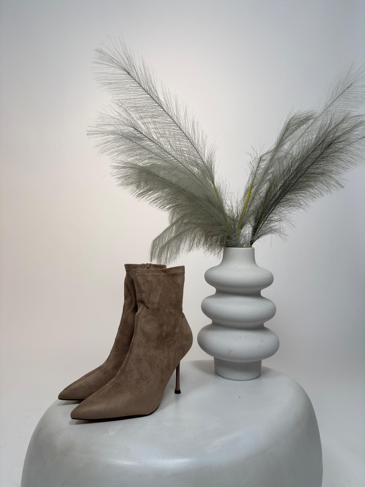 "Dual Tone Luxe Boots – ženske glatke čizmice s visokom petom u khaki i crnoj boji"