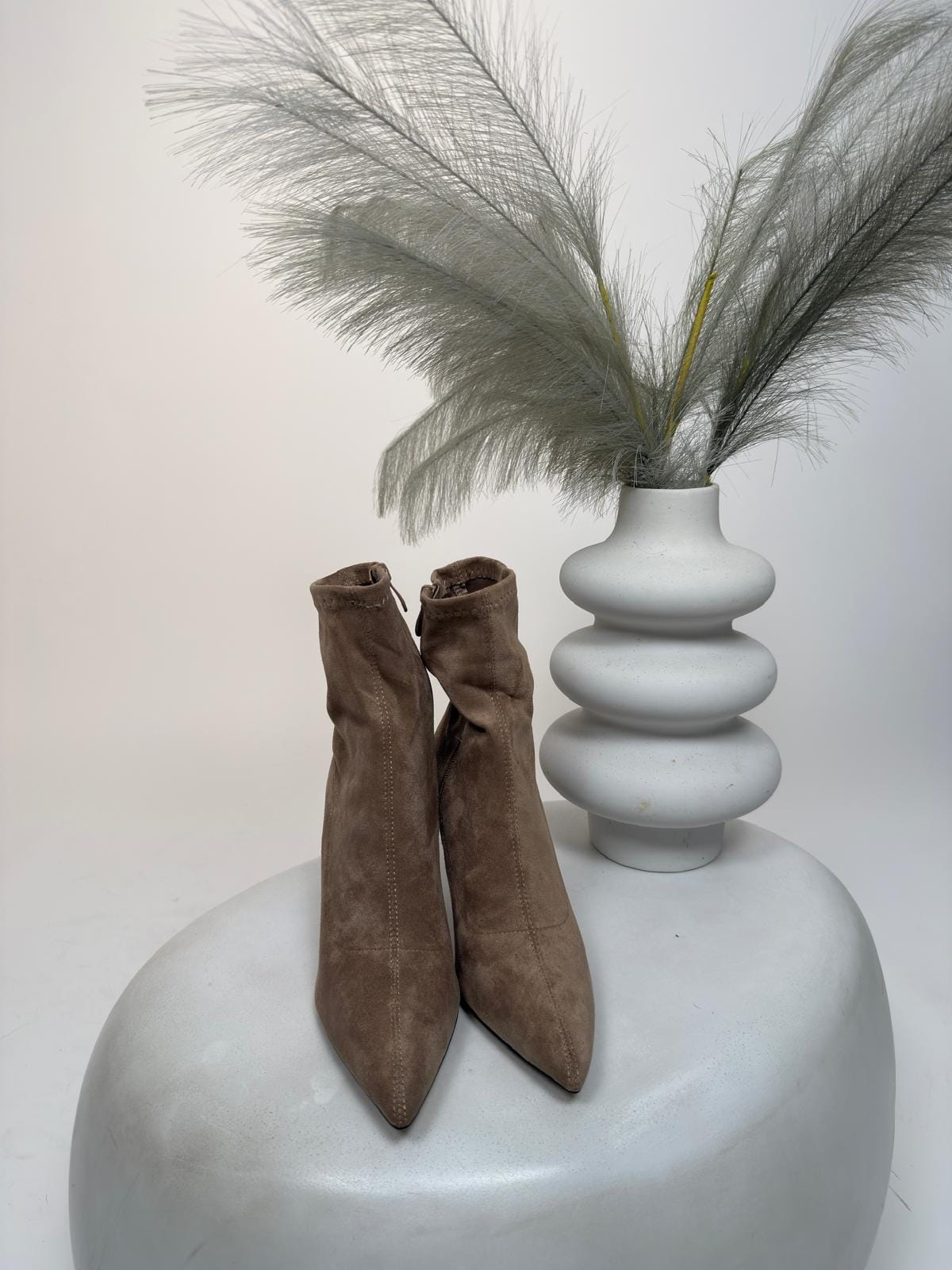"Dual Tone Luxe Boots – ženske glatke čizmice s visokom petom u khaki i crnoj boji"
