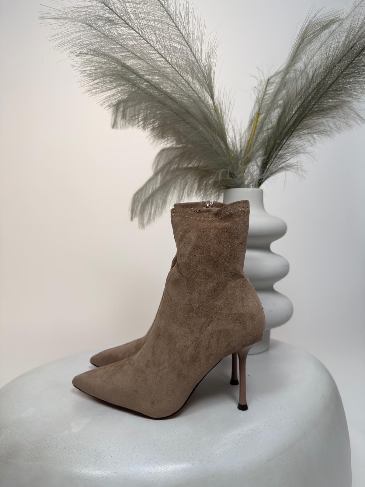 "Dual Tone Luxe Boots – ženske glatke čizmice s visokom petom u khaki i crnoj boji"