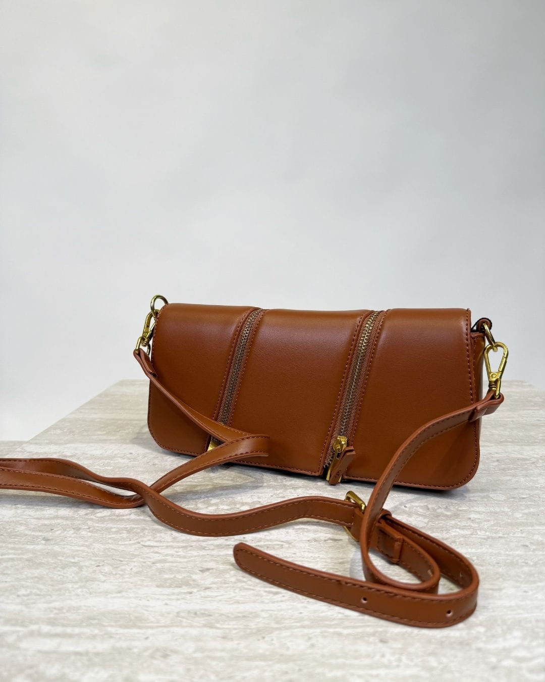 Camel Crossbody Chic Bag elegantna ženska torba u camel boji sa zlatnim detaljima.