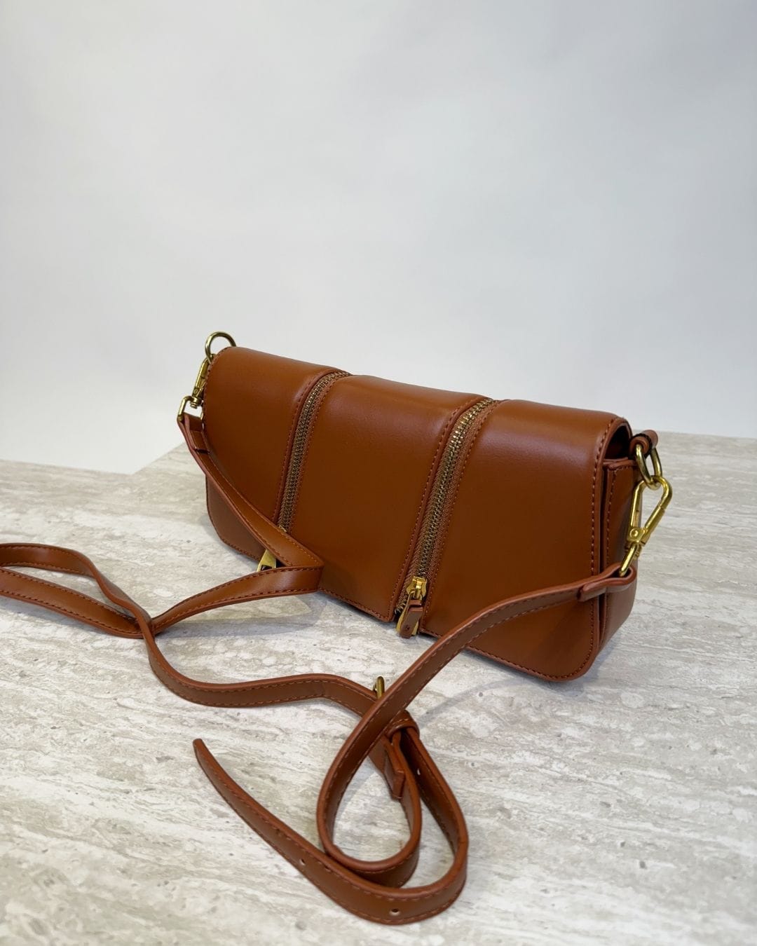 Camel Crossbody Chic Bag elegantna ženska torba u camel boji sa zlatnim detaljima.