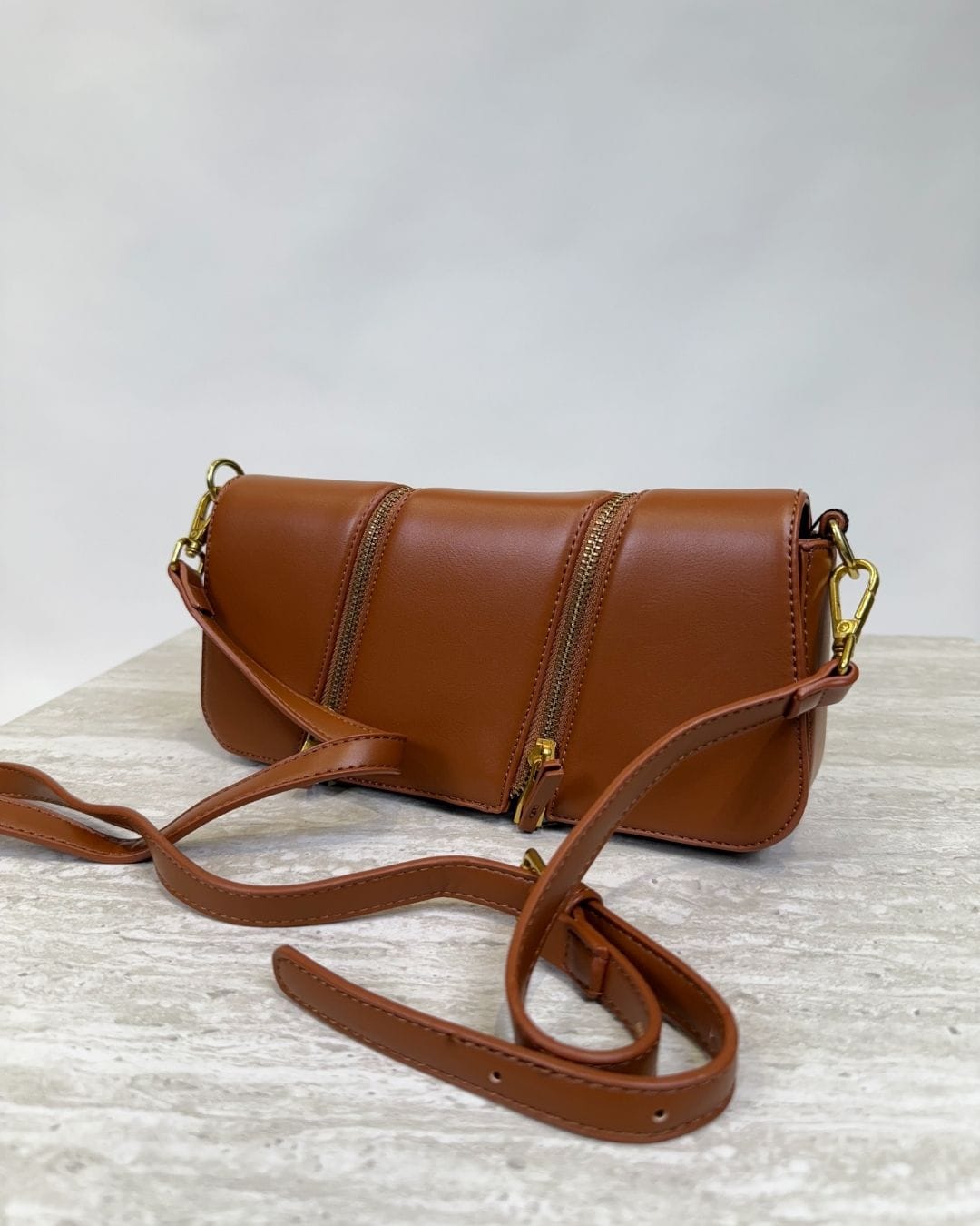 Camel Crossbody Chic Bag elegantna ženska torba u camel boji sa zlatnim detaljima.
