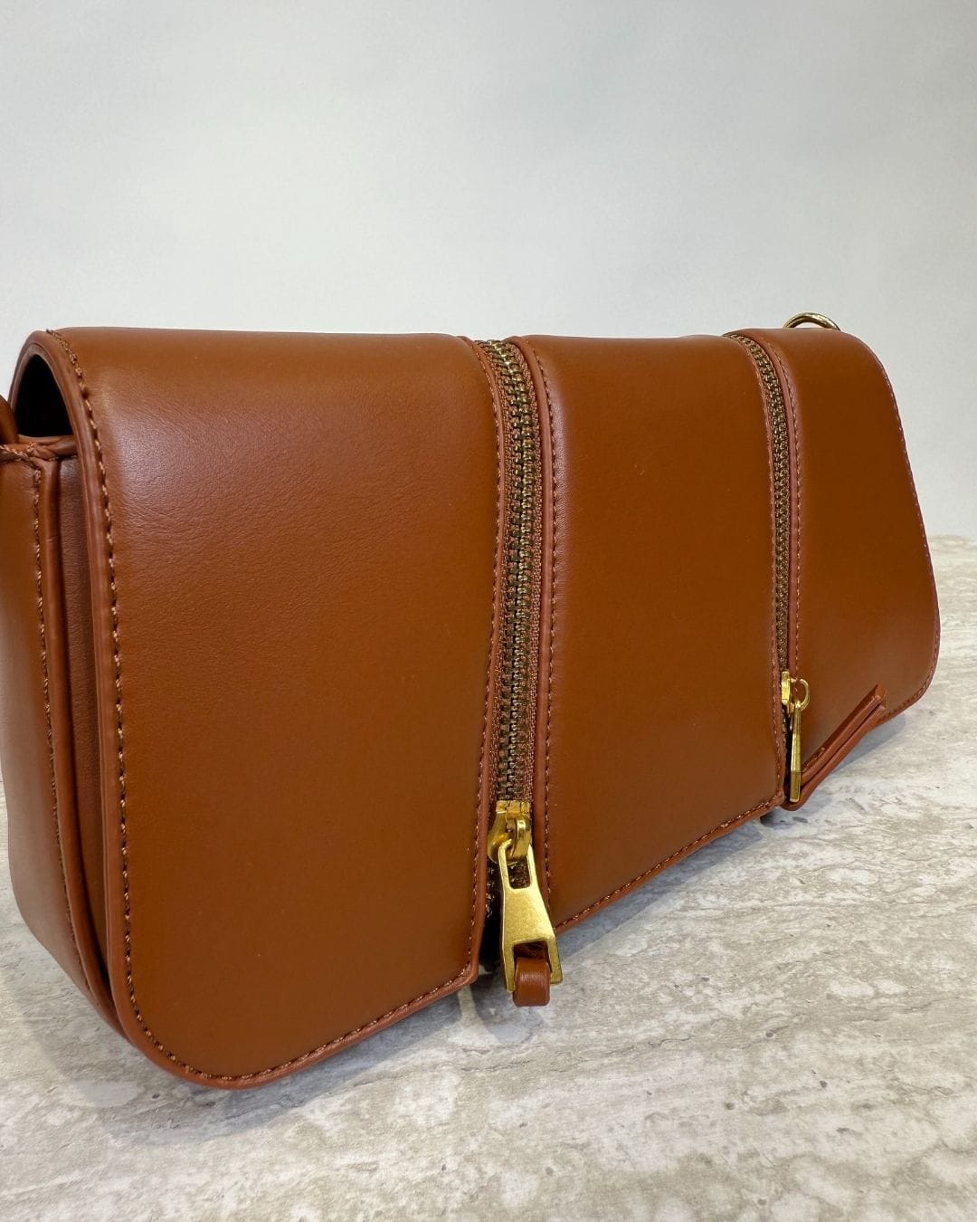 Camel Crossbody Chic Bag elegantna ženska torba u camel boji sa zlatnim detaljima.