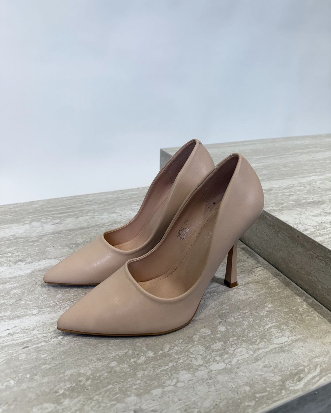 Bež klasične ženske salonke s potpeticom – Elegantne cipele Classic Elegance
