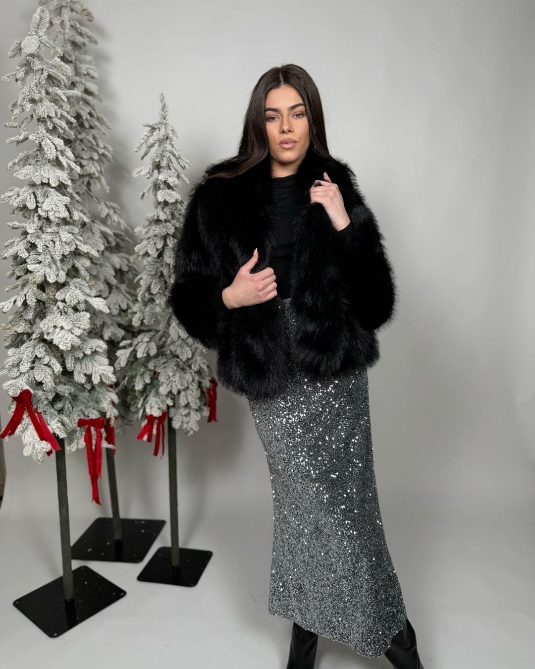 Suknja Silver Sequin Maxi Chic – elegantna duga šljokičasta silver suknja na modelu koji nosi veličinu S.