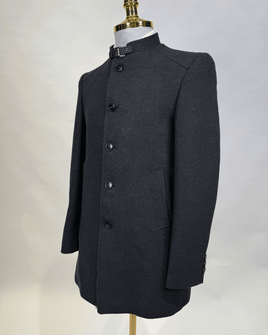 Sivi muški kaput Urban Grey – elegantan urbani stil