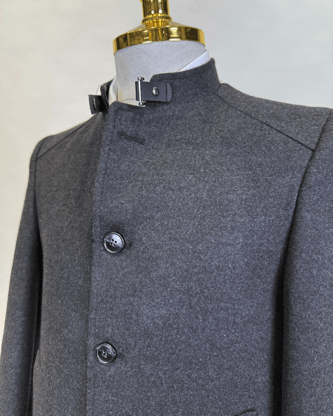 Sivi muški kaput Urban Grey – elegantan urbani stil