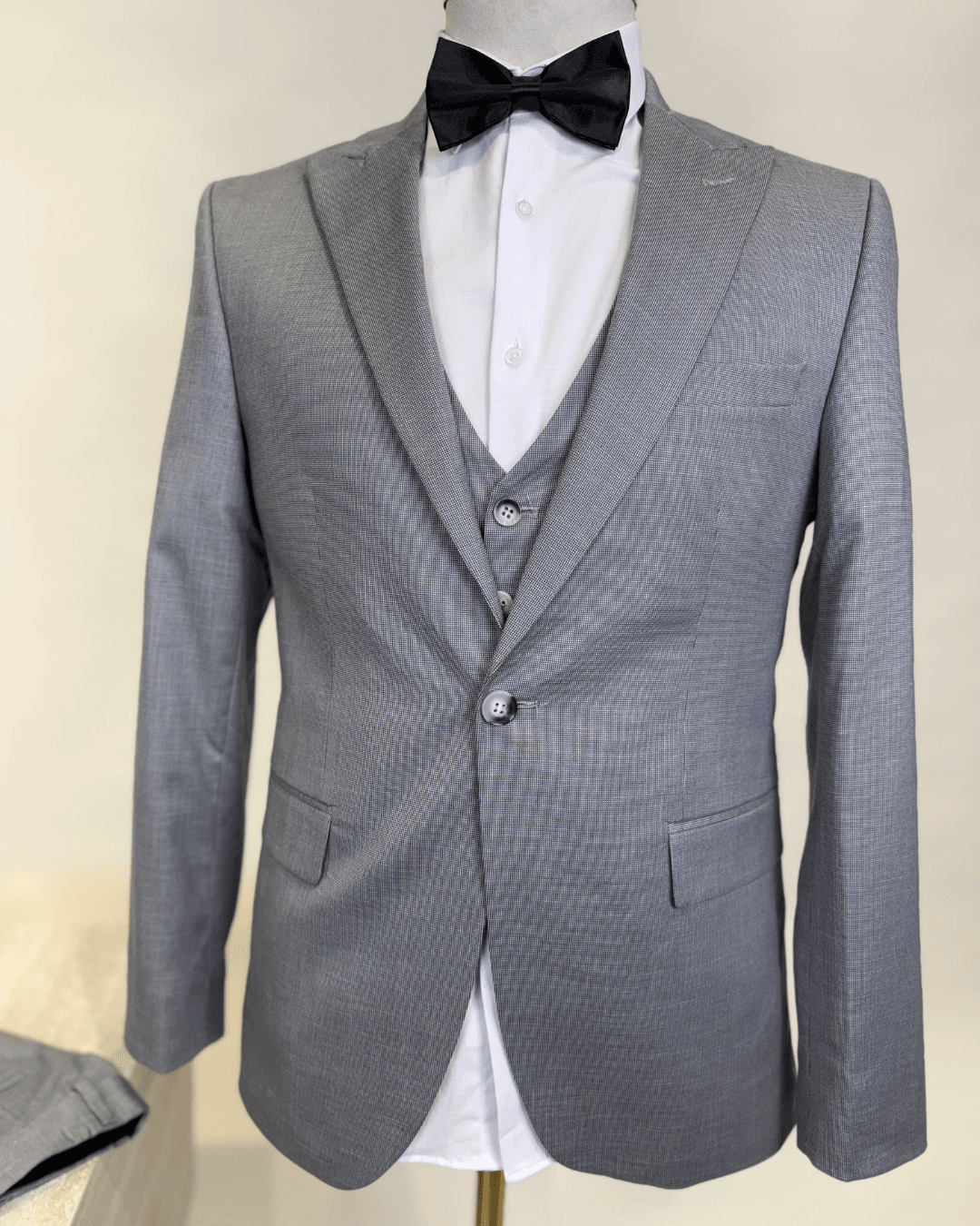 Sivo muško odijelo Urban Grey – elegantan urbani stil