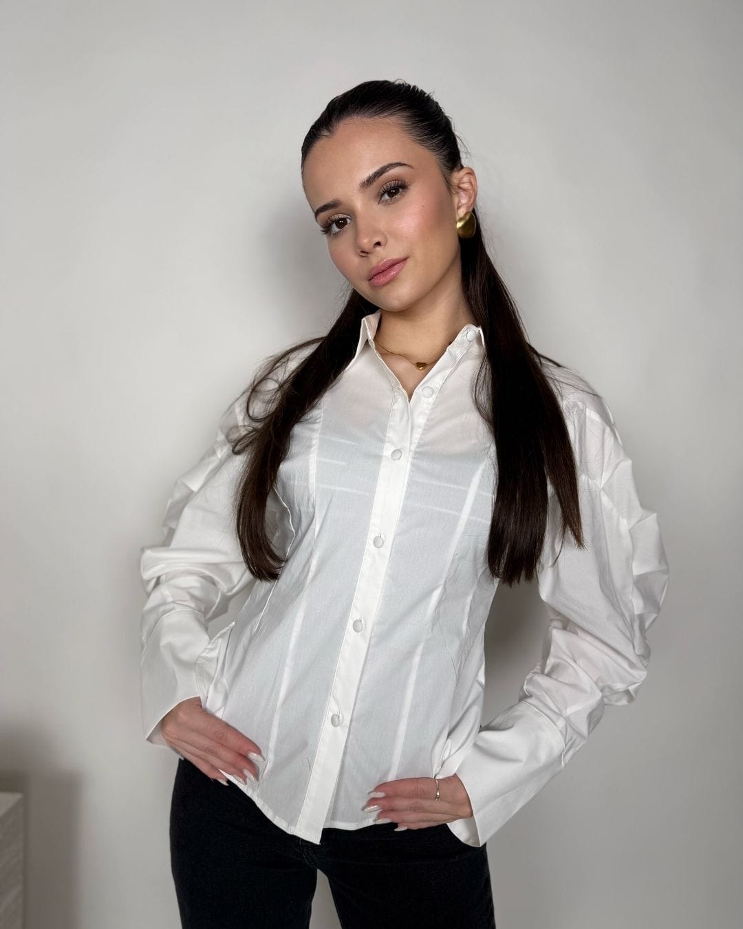 Bijela ženska košulja klasičnog kroja na modelu