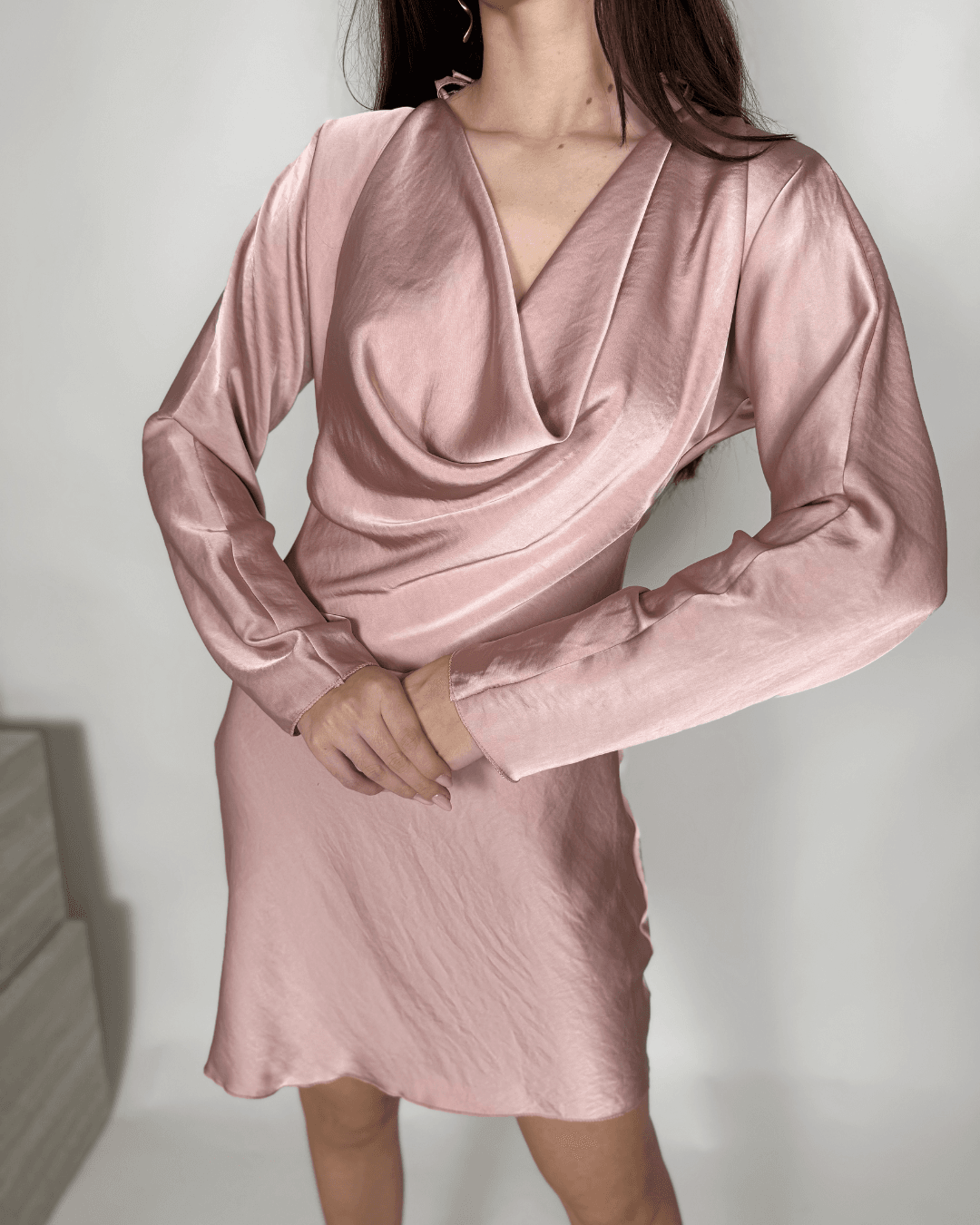 Roza satenska haljina s otvorenim leđima