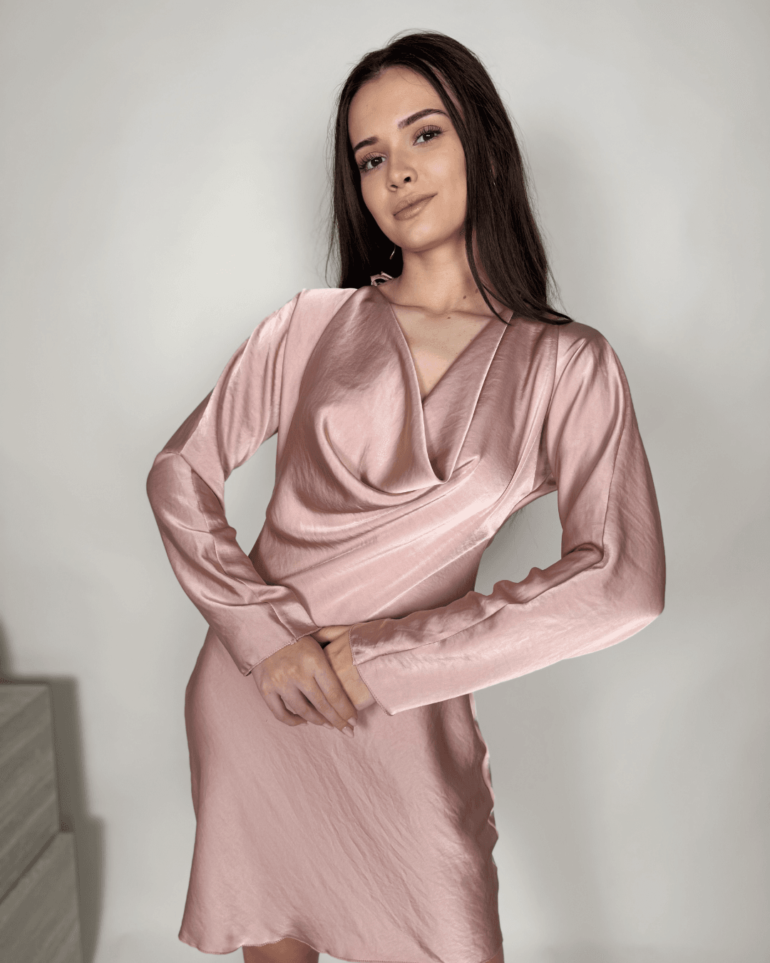 Roza satenska haljina s otvorenim leđima