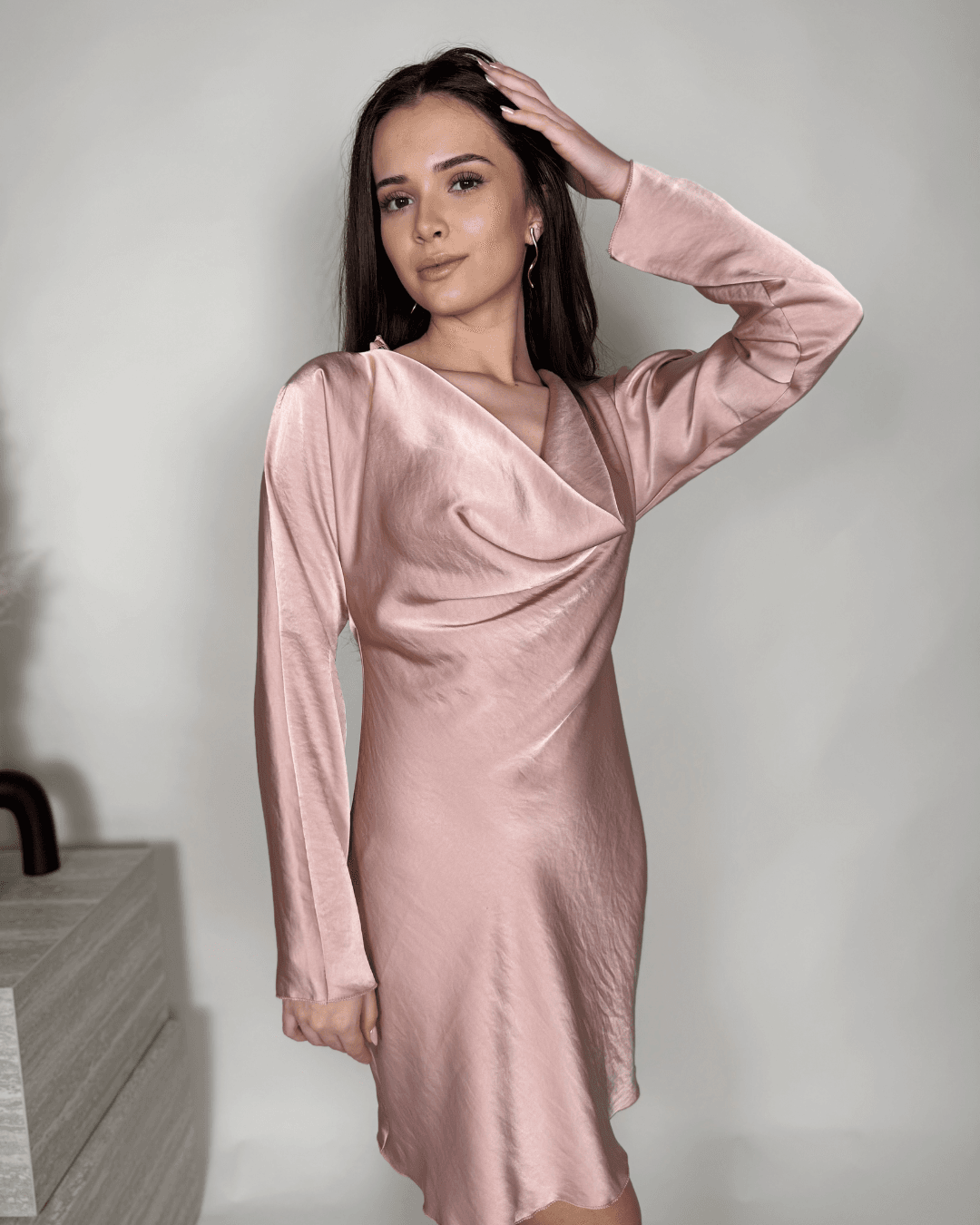 Roza satenska haljina s otvorenim leđima