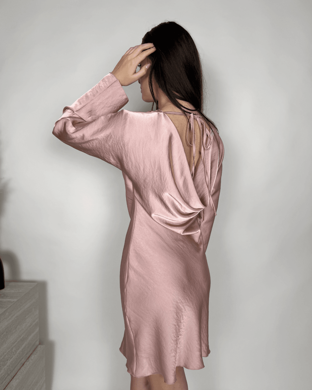 Roza satenska haljina s otvorenim leđima