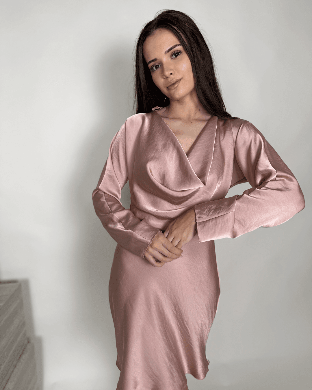 Roza satenska haljina s otvorenim leđima