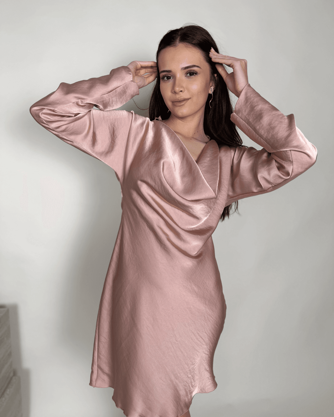 Roza satenska haljina s otvorenim leđima