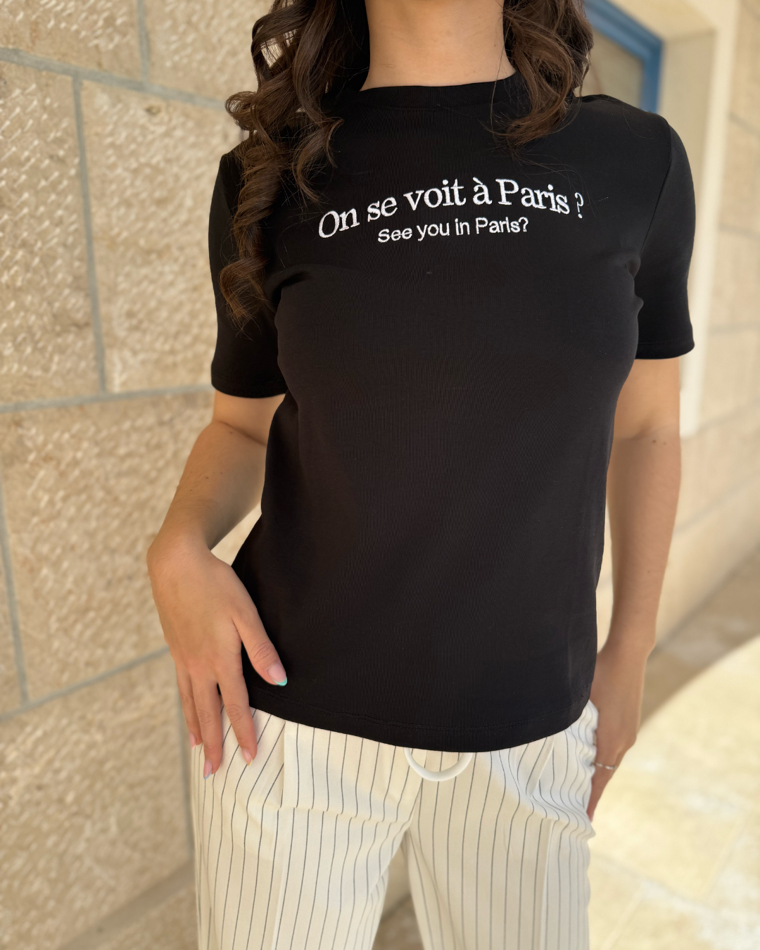 ženska crna majica s natpisom paris style