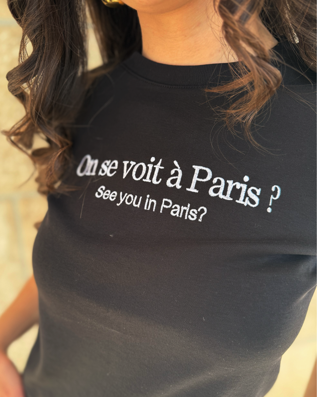 ženska crna majica s natpisom paris style