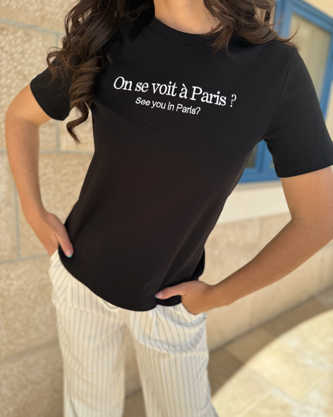 ženska crna majica s natpisom paris style