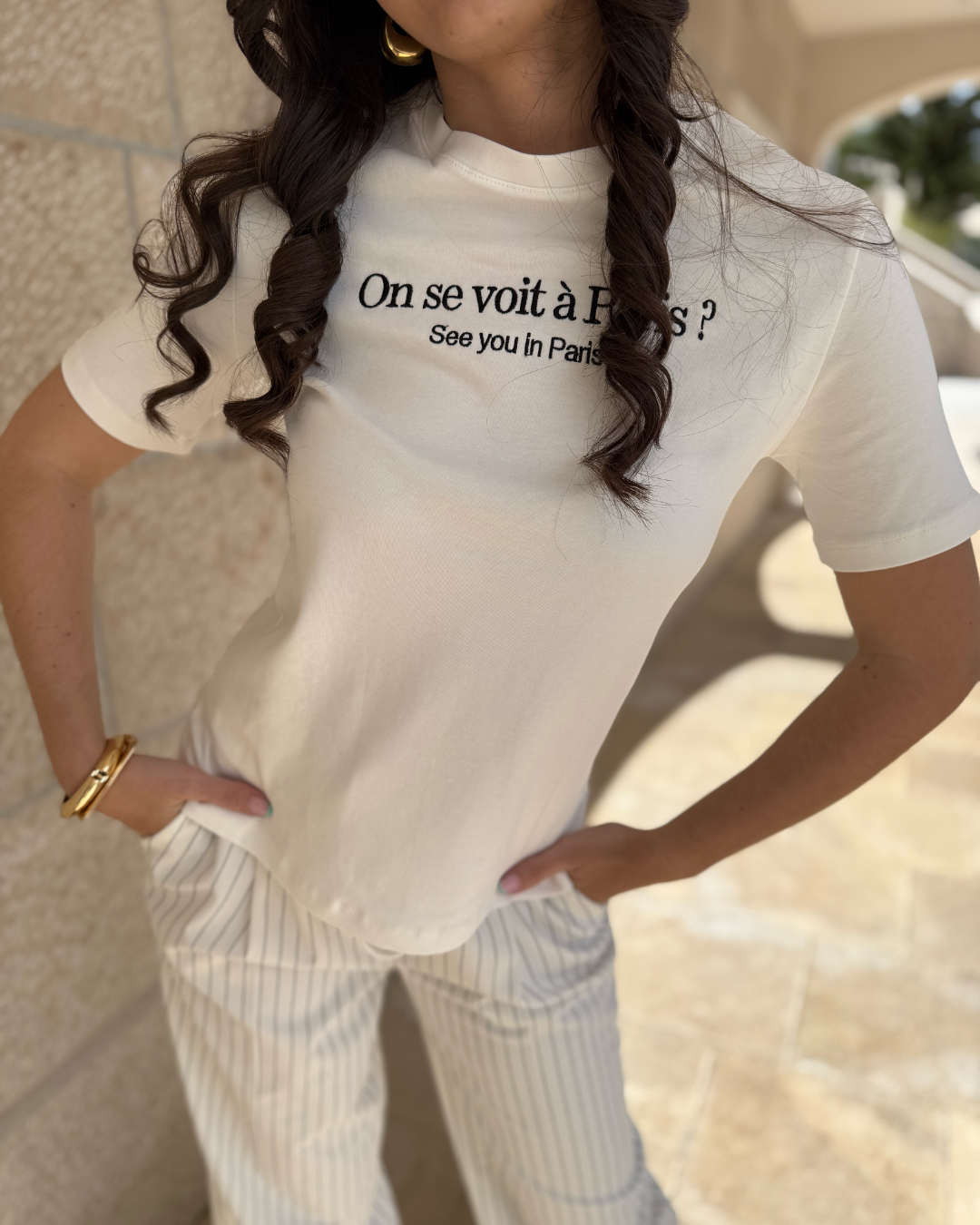 bijela ženska majica s natpisom paris style