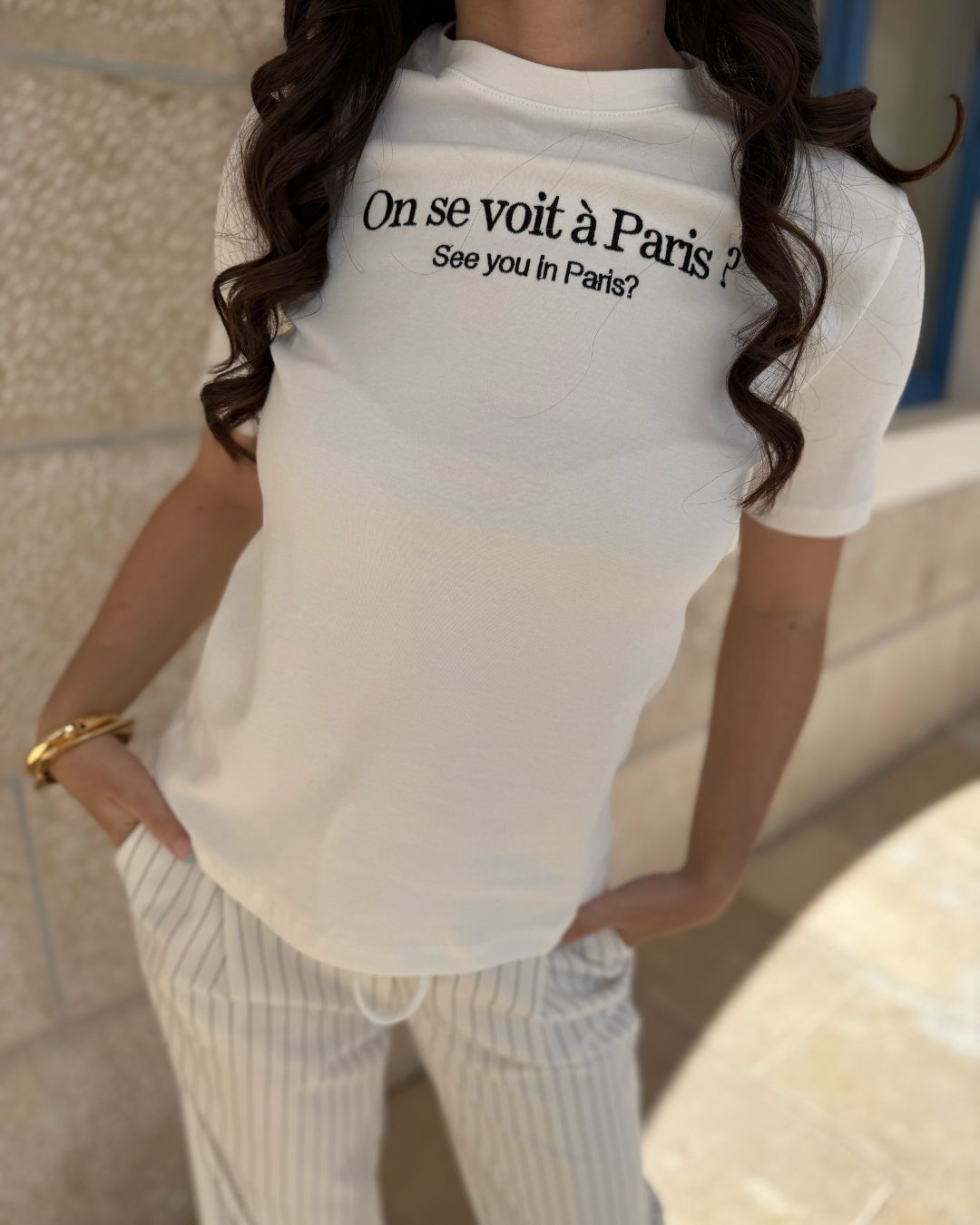 bijela ženska majica s natpisom paris style