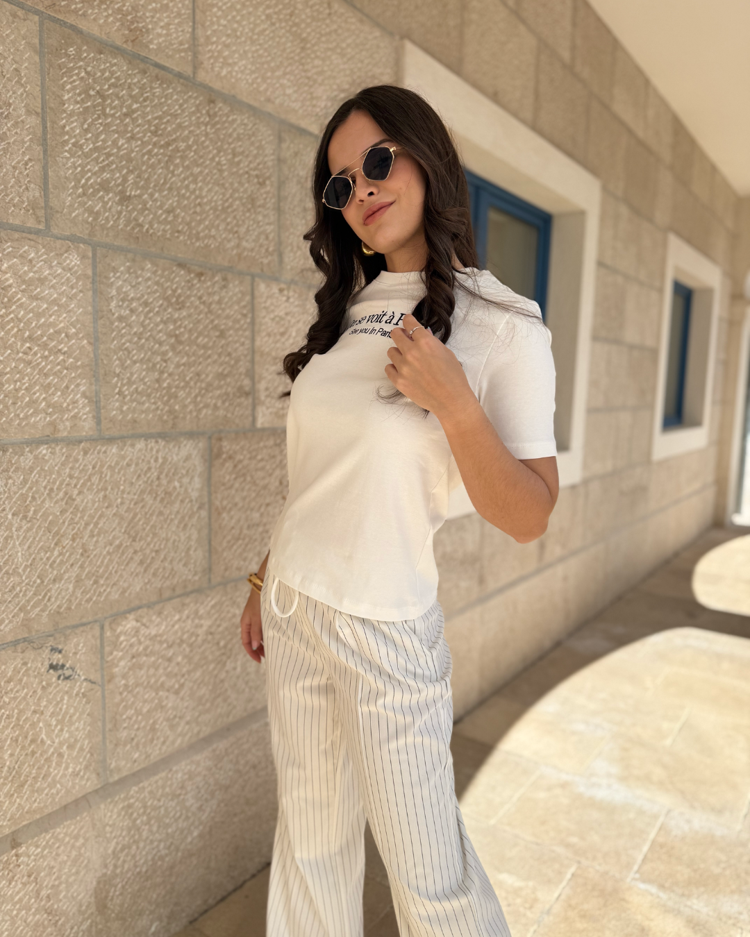 bijela ženska majica s natpisom paris style