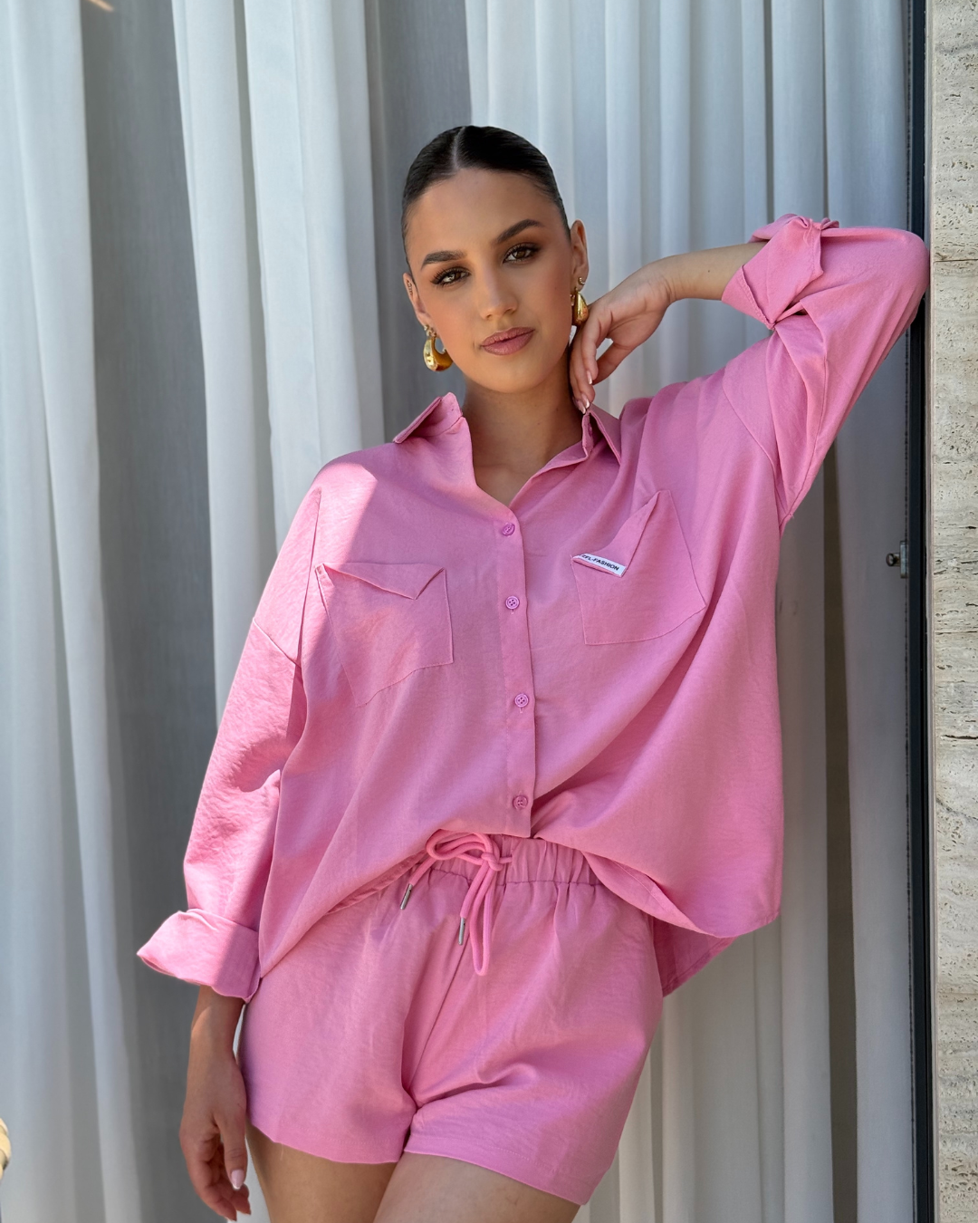 Rozi ženski komplet Dolce Rosa s oversized košuljom i kratkim hlačama.