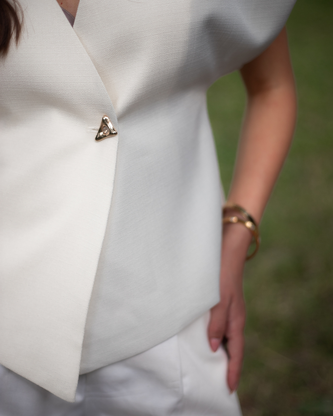 zena_nosi_elegantni_krem_prsluk_cream_essence