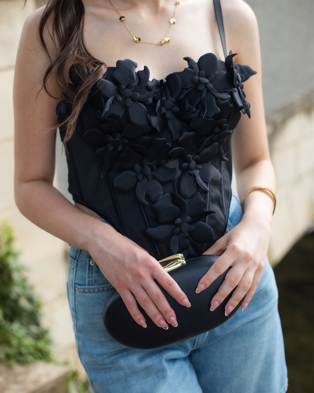 zena_nosi_crni_korzet_top_midnight_blossom_s_cvjetnim_aplikacijama